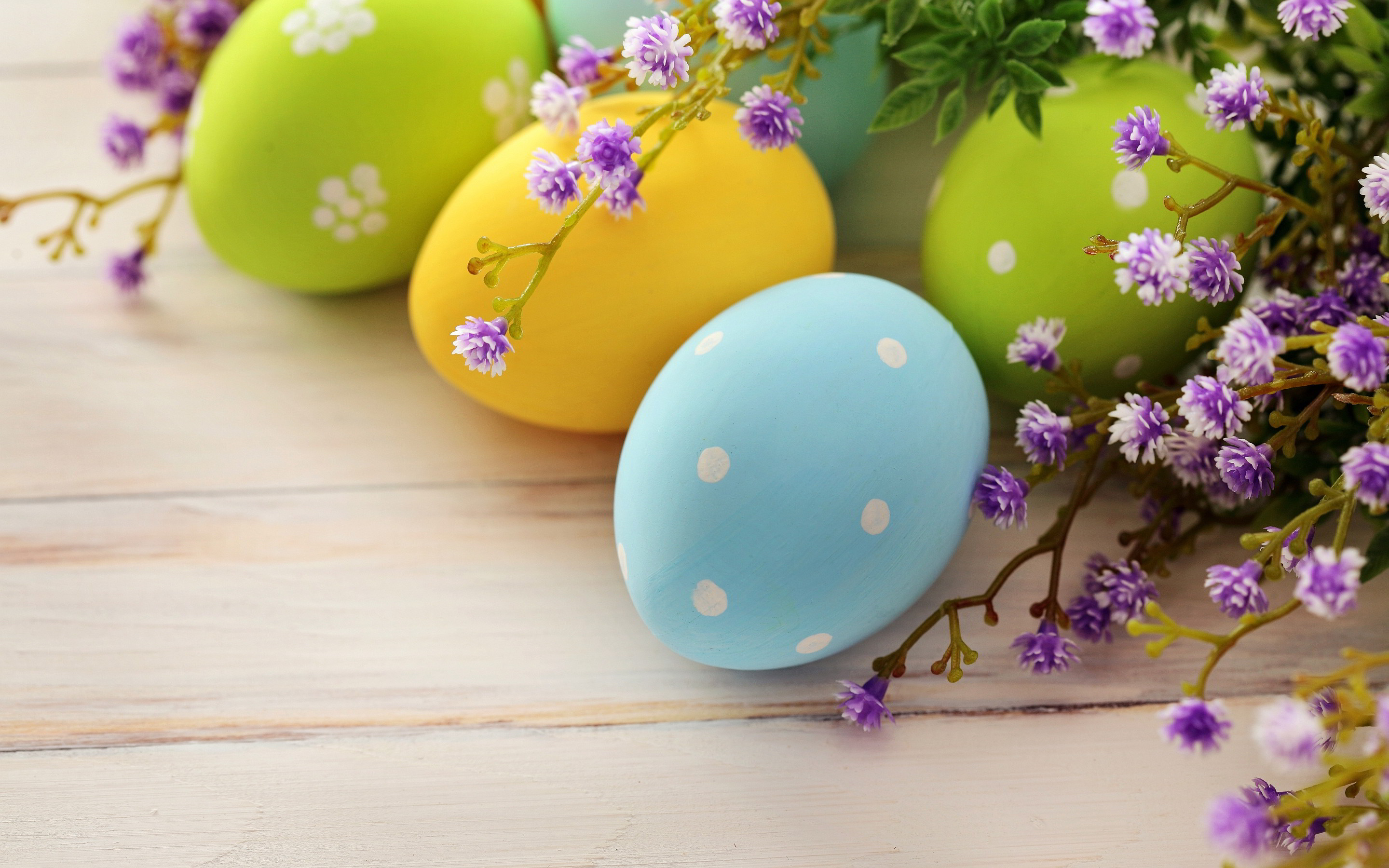 Easter eggs, Pastel colors, Purple flowers, Wooden table, 2K desktop wallpaper
