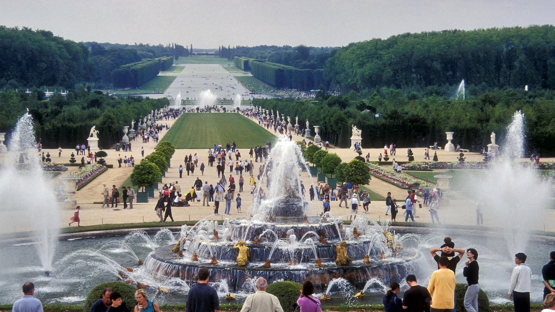 Версаль видео. Версальский дворец фонтаны. Франция Версаль фонтаны. Фонтан Латоны Версаль. Версальский дворец фонтан пирамида.