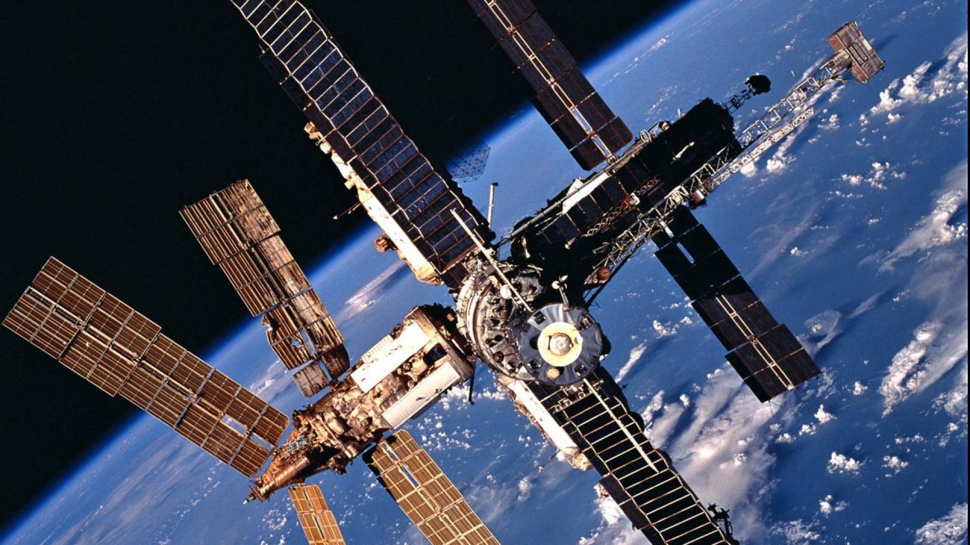 Mir org. Орбитальная станция мир 1986. Орбитальные станции «мир» и «МКС». Первая многомодульная орбитальная станция («мир»).. Станция мир и МКС.