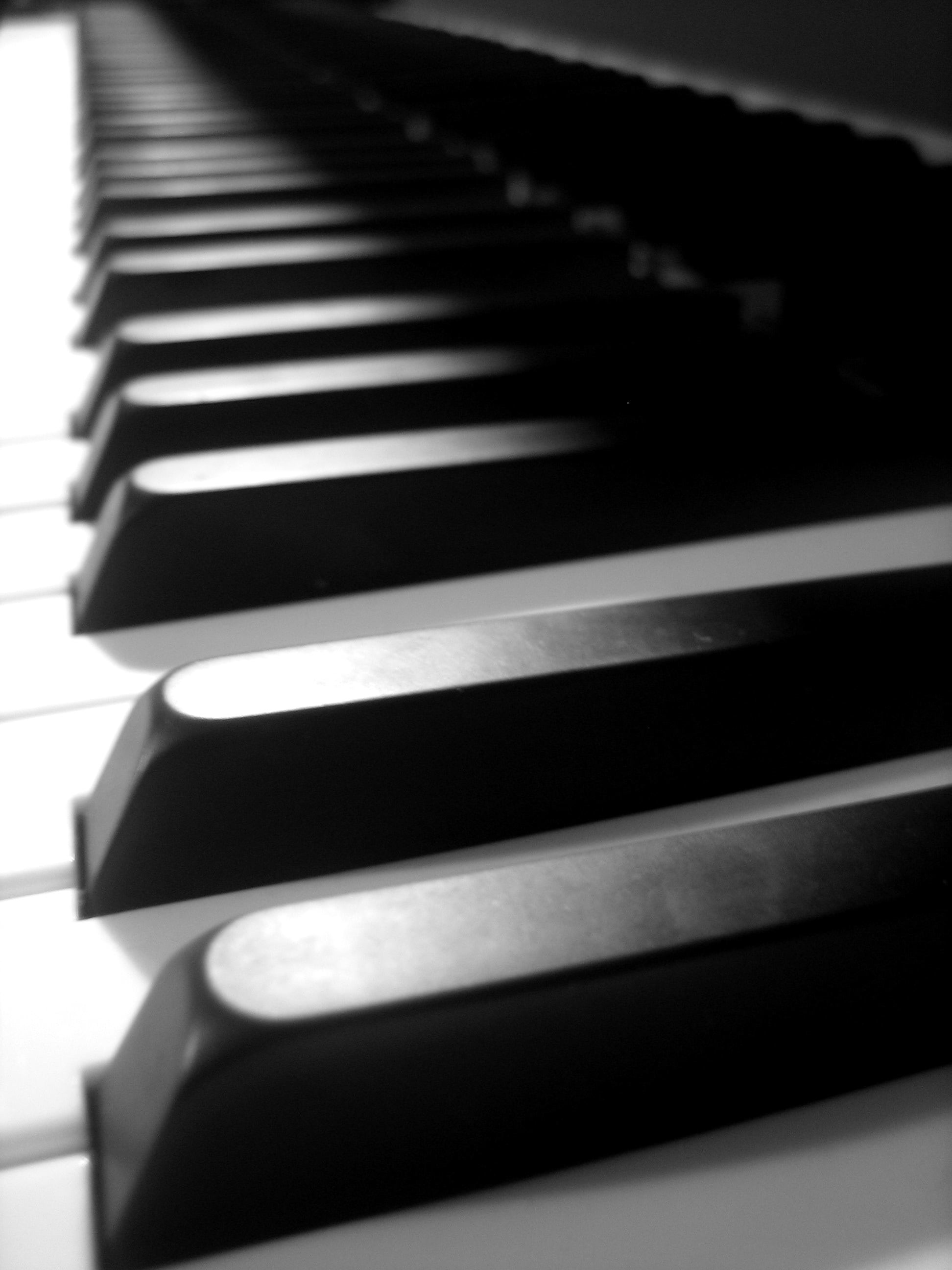 Клавиши белого рояля. Клавиши пианино. Клавиатура рояля. Красивая клавиатура пианино. Фортепиано.