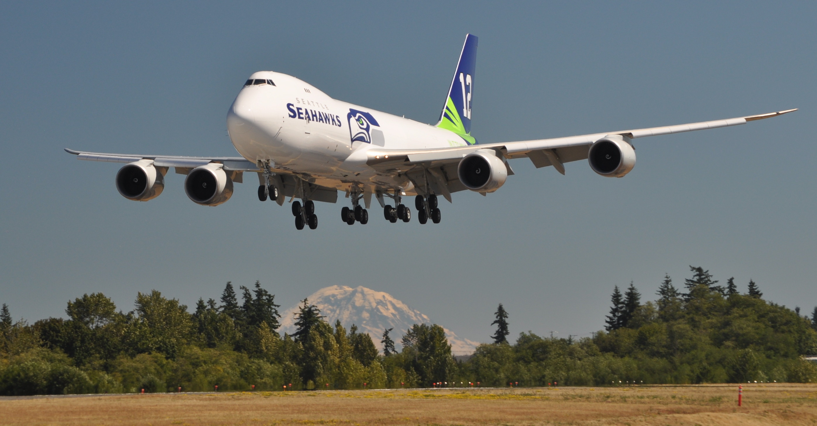 Самолет идет. Боинг 747 посадка. Самолет посадка Боинг 747. Боинг 747 приземлился. Б747 посадка.