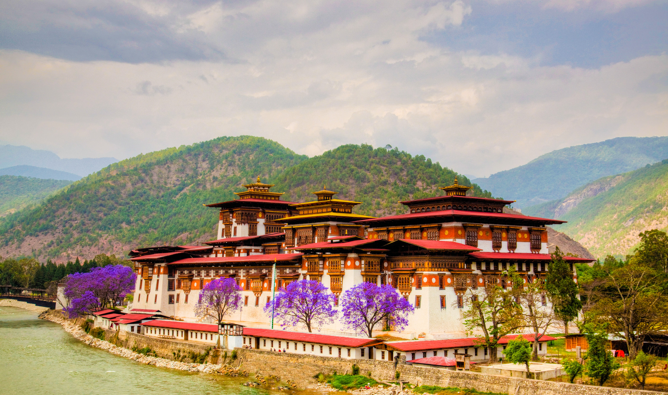 Бутан и воздух. Королевство бутан, Тхимпху. Бутан Гималаи. Тхимпху — столица королевства бутан. Крепость монастырь Пунакха-дзонг бутан.