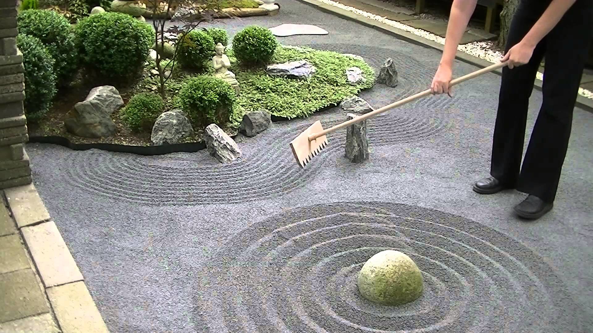 Как ухаживать за каменной. Дзенский сад камней. Сад камней дзен. Дзенский сад камней с лингамом. Сад 13 камней в Японии.