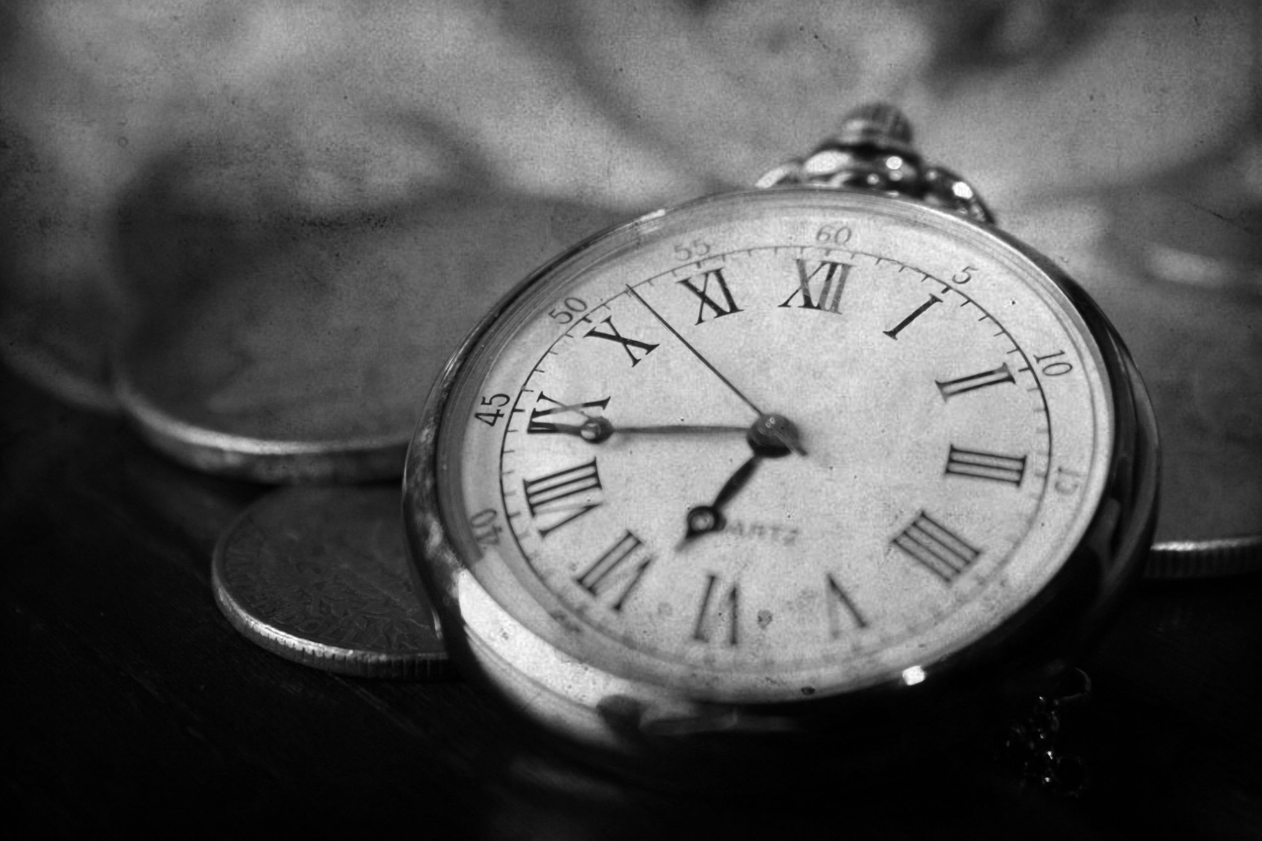 Часы лежат на столе. Старинные часы. Часы черно белые. Черно белые старинные часы. Антикварные часы.