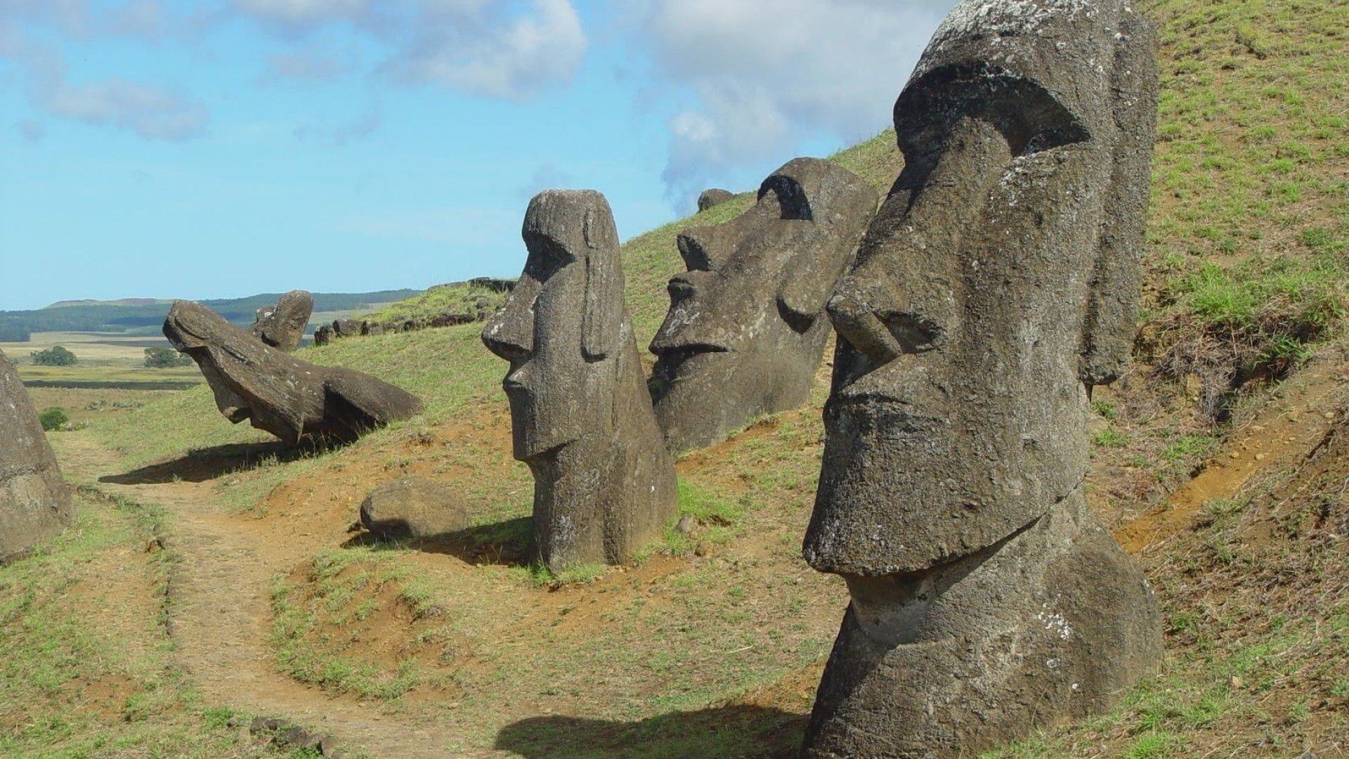 Где находятся идолы. Остров Пасхи статуи Моаи. Каменные идолы острова Пасхи. Памятники Моаи на острове Пасхи. Остров Пасхи статуи Моаи раскопки.