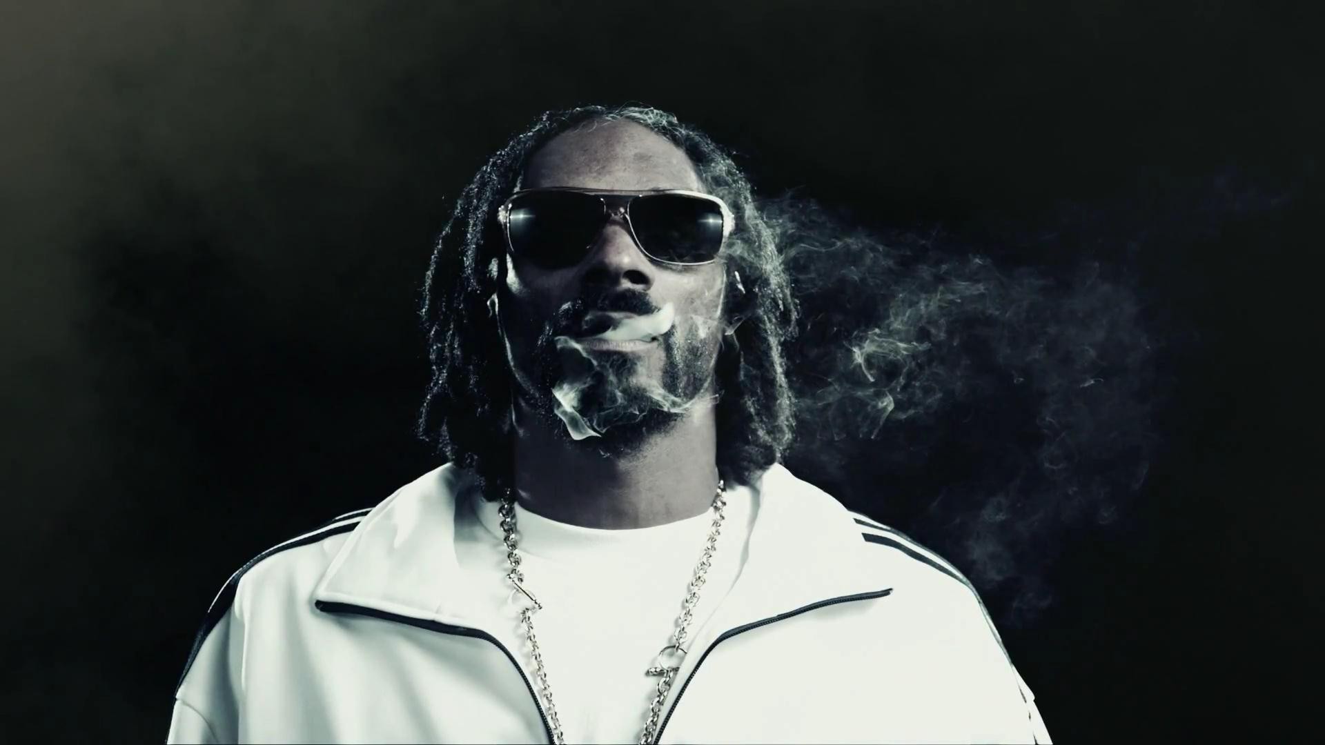 Snoop dogg 2024. Снуп дог. Рэпер снуп дог. Снуп дог фото. Снуп дог в дыму.