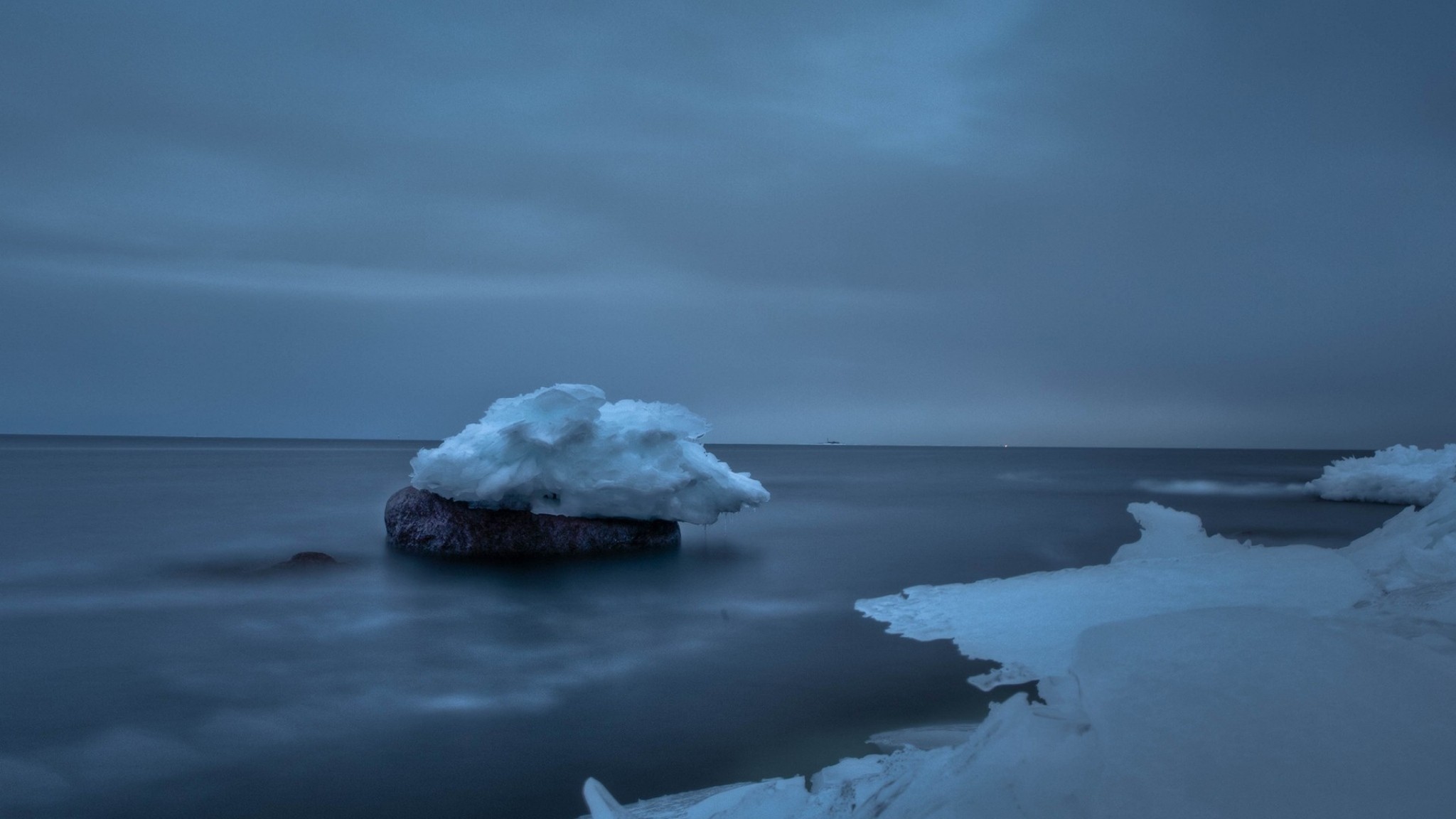Лед 2 океан. Северный Ледовитый океан Эстетика. Замерзшее море. Снежное море. Заснеженное море.