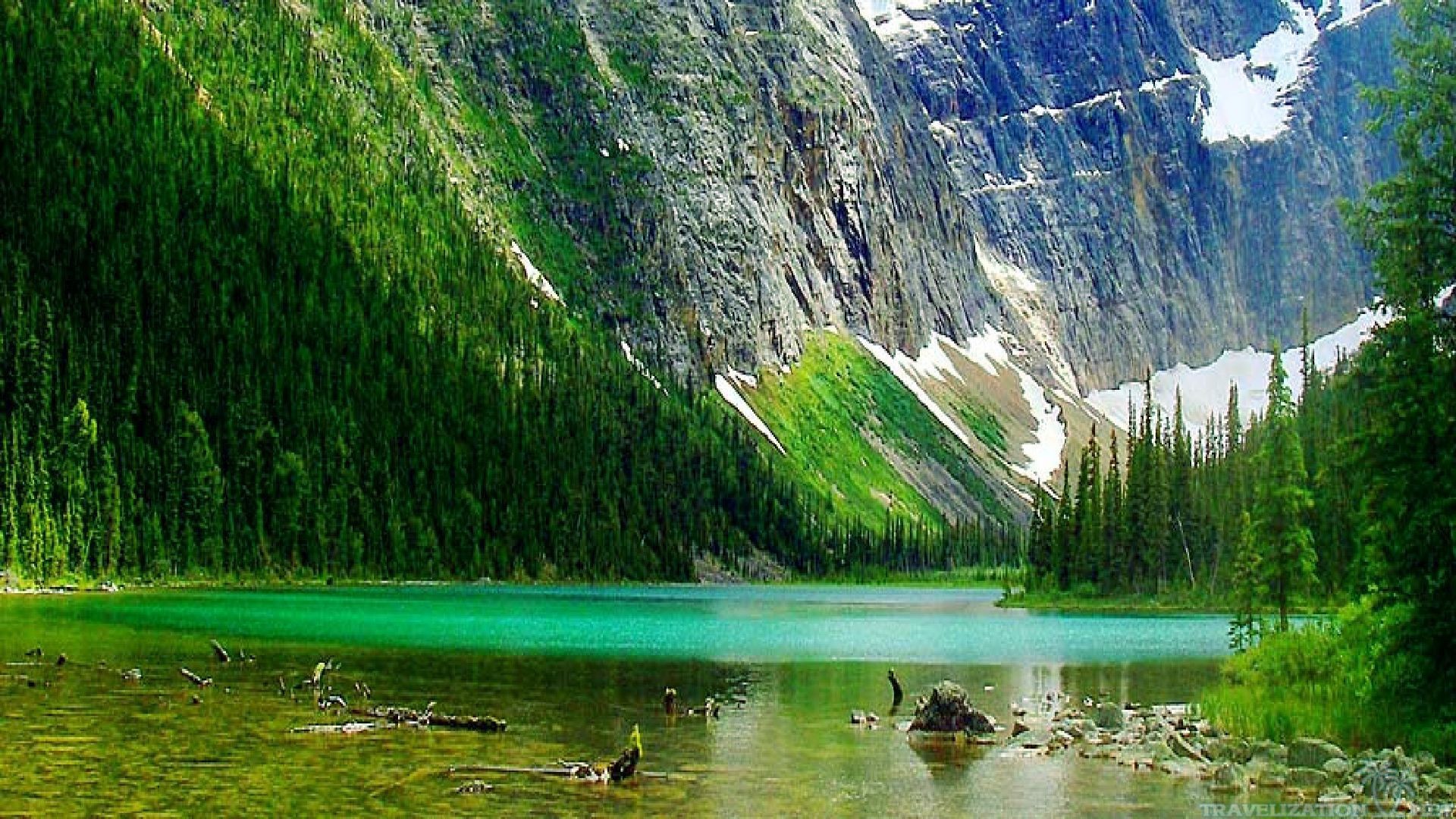 Он окружен невиданными природными красотами. Горное озеро. Красота природы. Пейзажи природы. Красивая природа на рабочий стол.