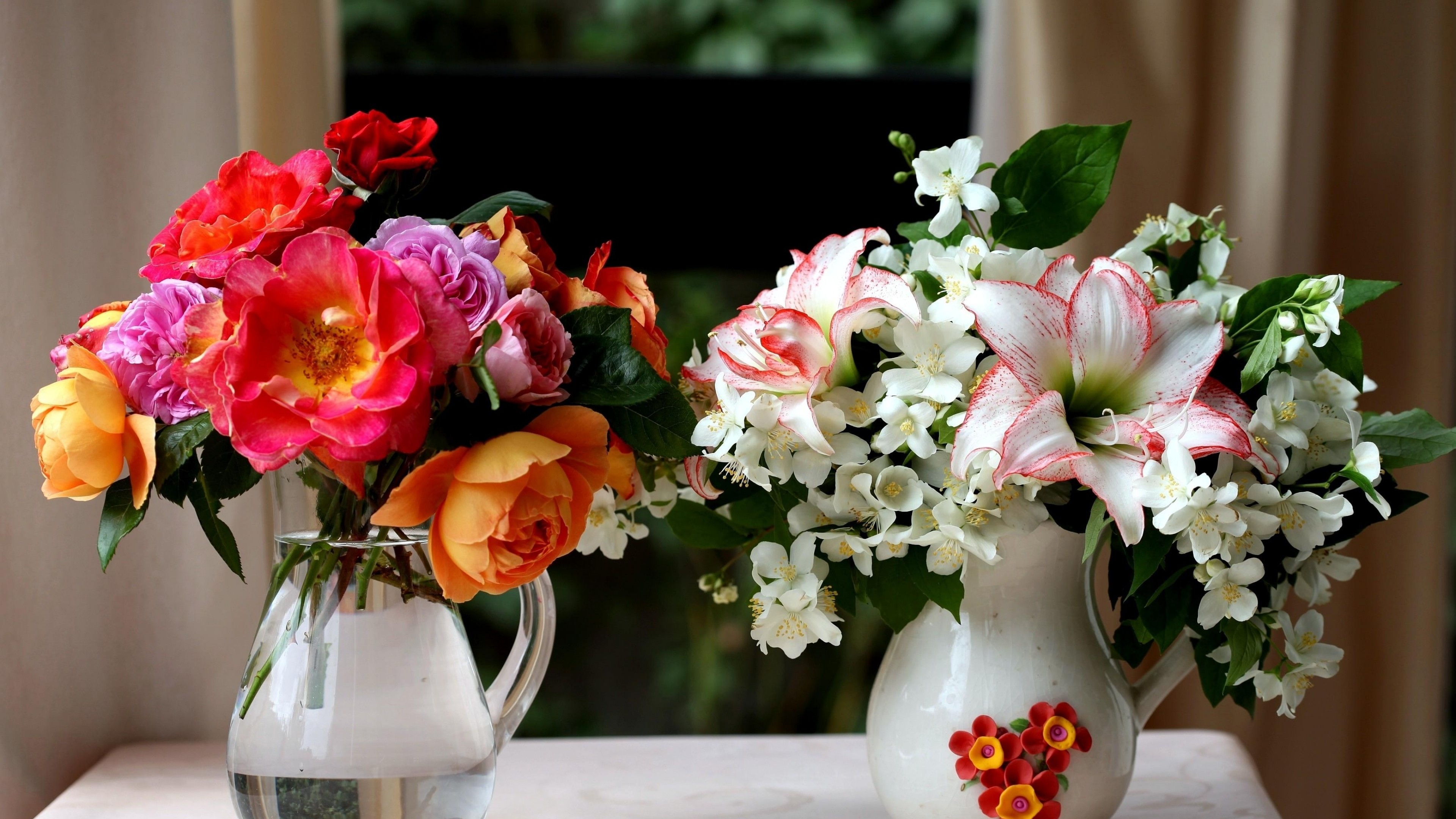 Много цветов на столе. Цветы в вазе. Букеты в вазах. Цветы в прозрачной вазе.