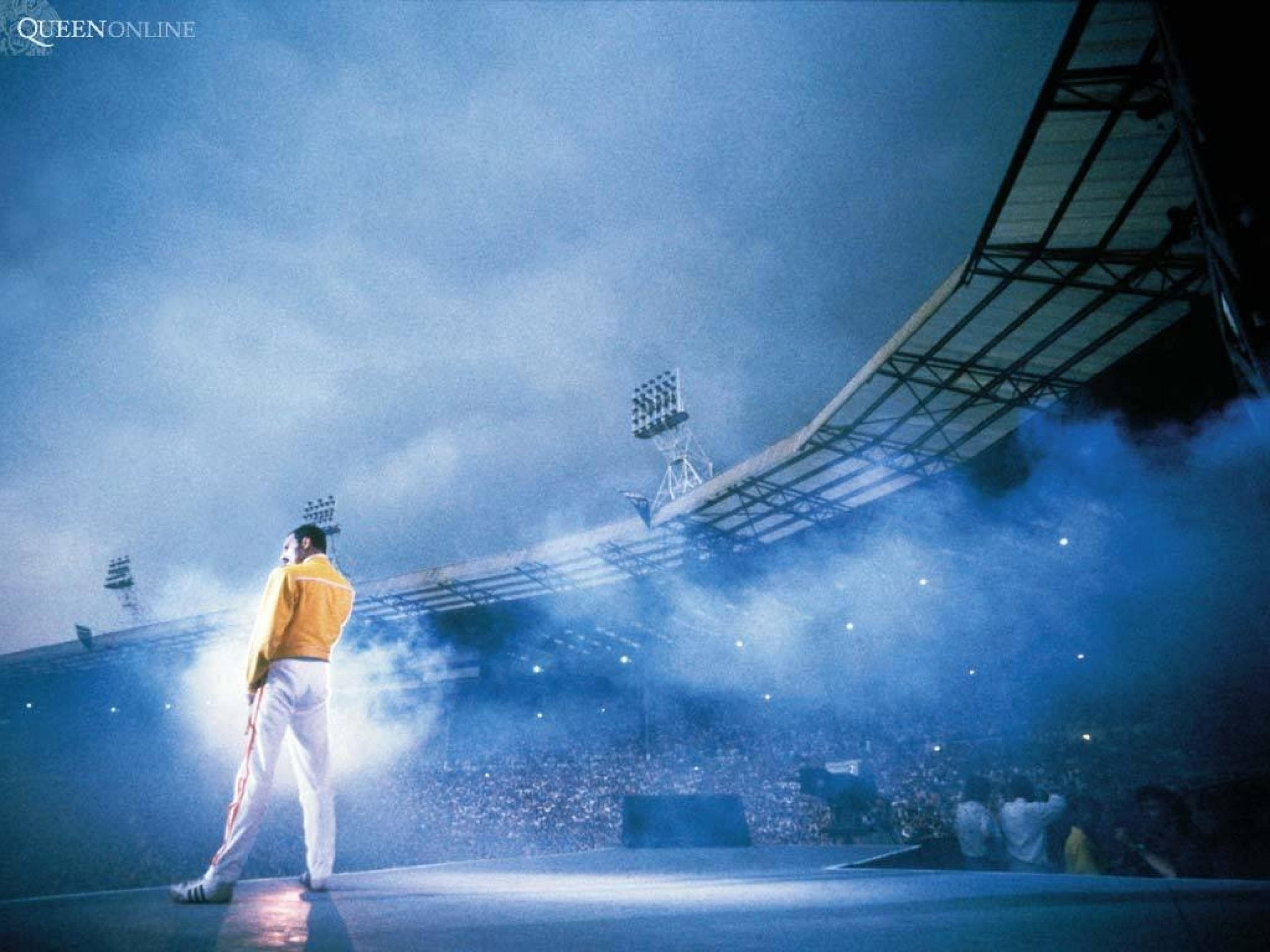 Фредди стадион уэмбли. Фредди Меркьюри Уэмбли. Queen at Wembley 1986. Queen Live at Wembley 1986. Queen Live at Wembley Stadium 1986.