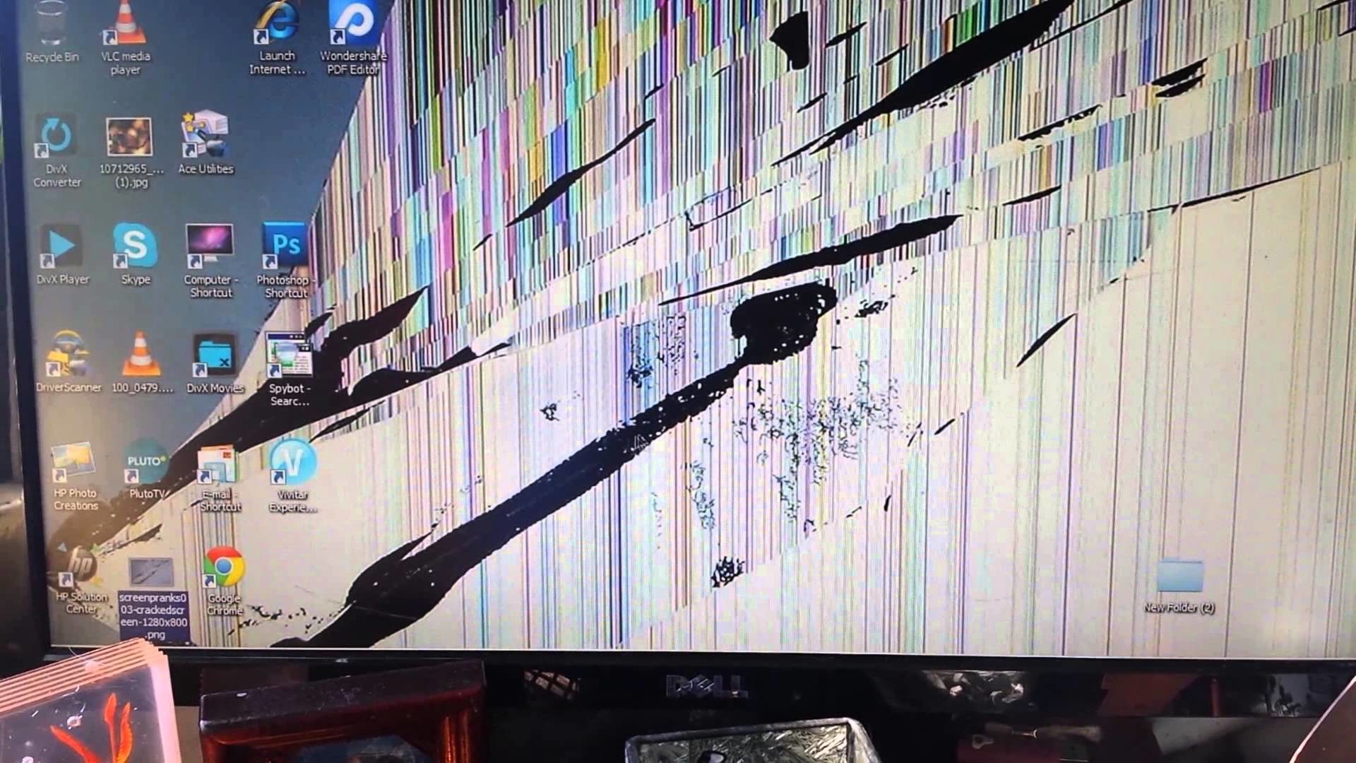 Трещина на телевизоре. Разбитый экран. Сломанный монитор. Разбитый экран телевизора. Разбитый монитор компьютера.