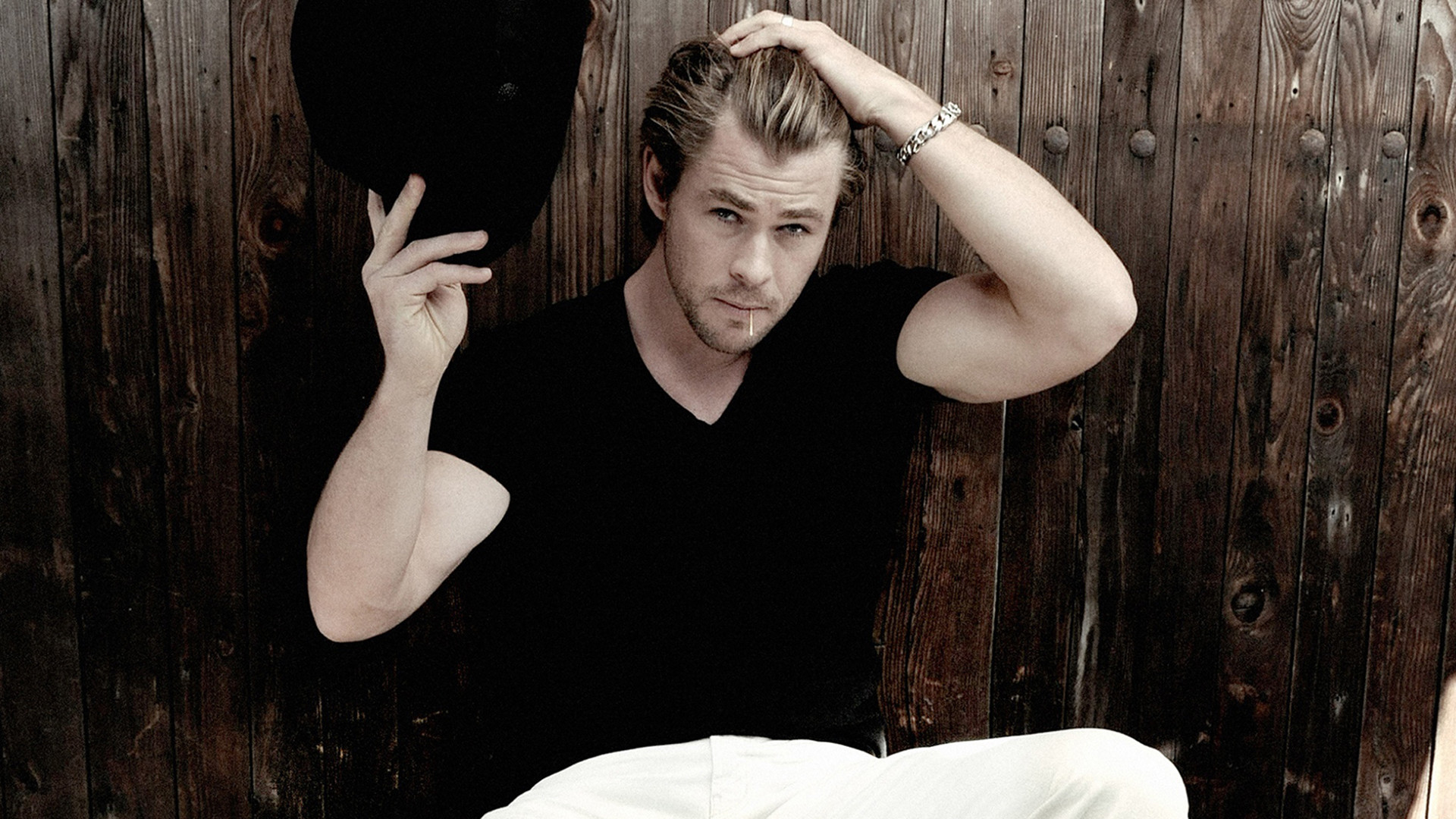 Chris Hemsworth, Black T-shirt, Wooden wall, Photoshoot, Full HD, desktop wallpaper