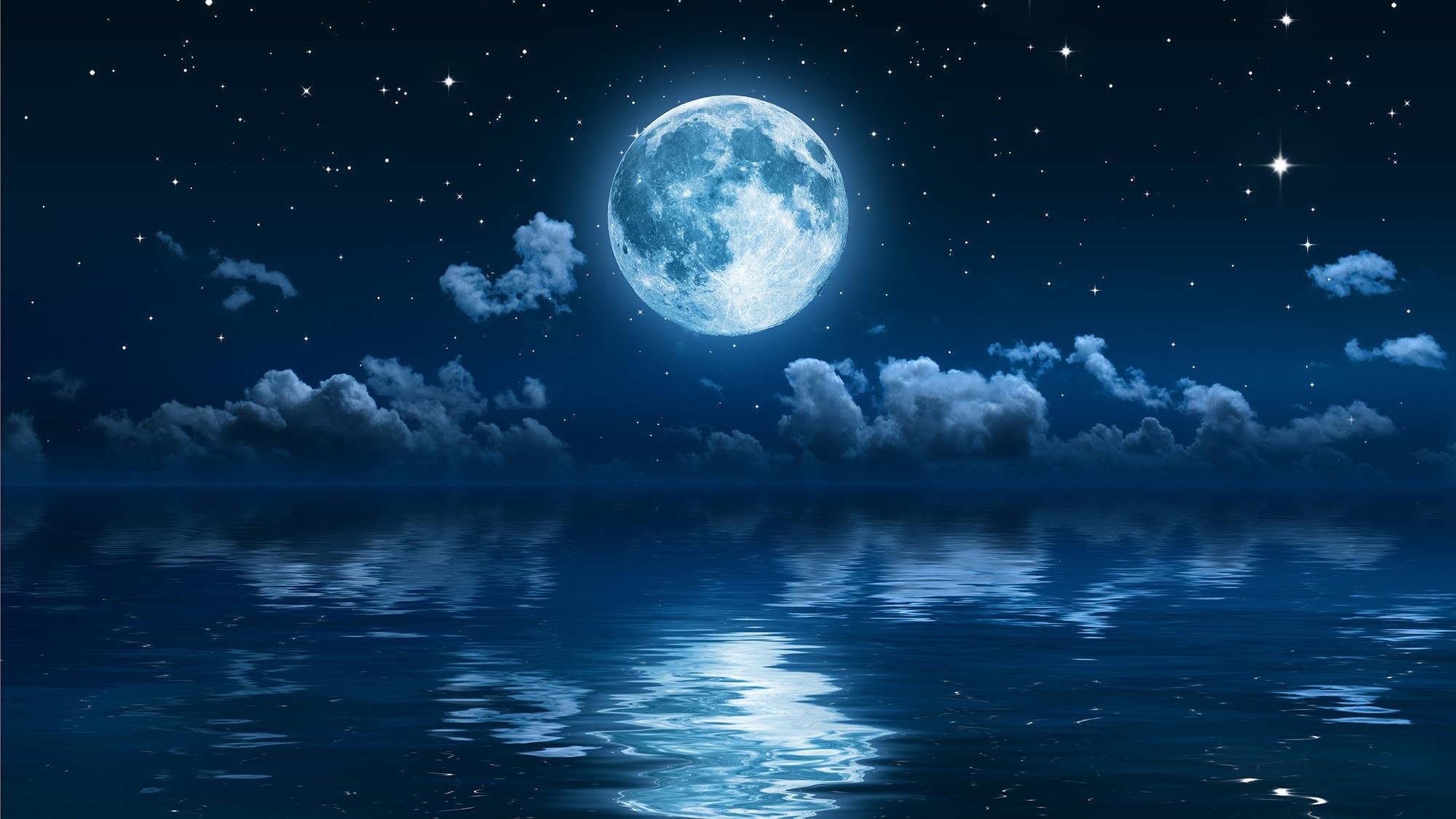 В глубине неба луна