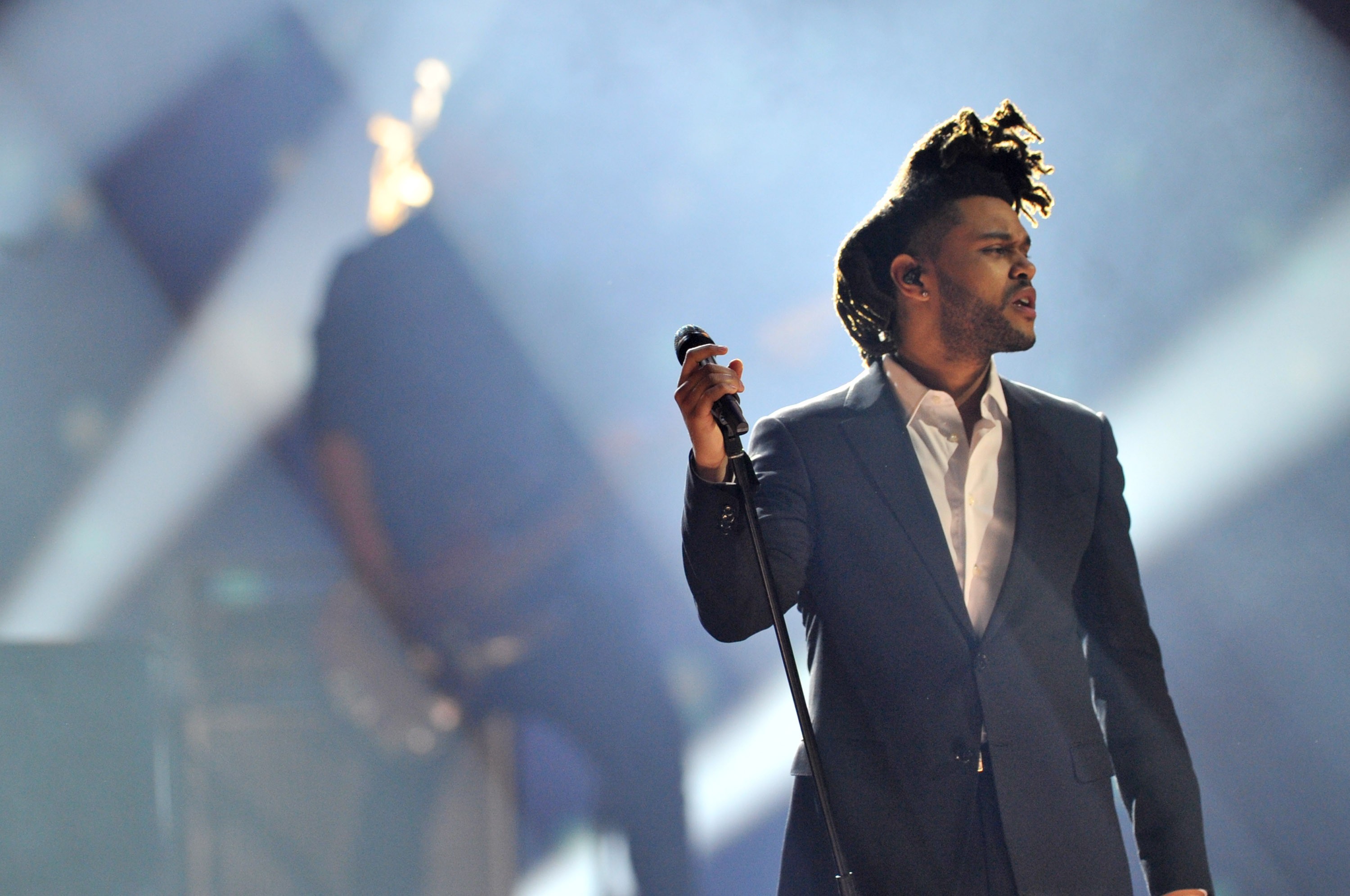 Earned it the weekend. The Weeknd. Певец зе викенд. The Weeknd фото. The Weeknd на сцене.