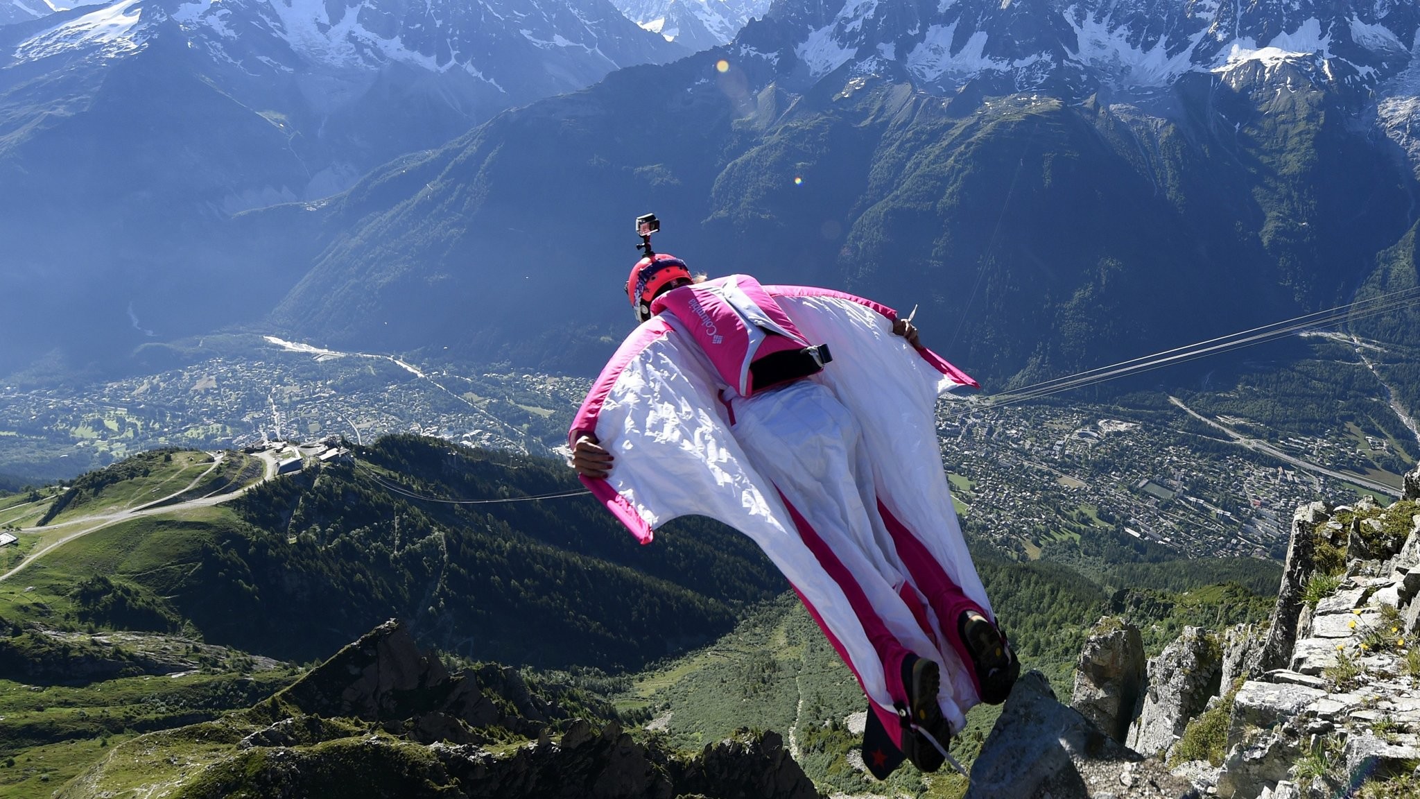 Wingsuit fly. Бэйсджампинг Белокуриха. Вингсьют бейсджампинг. Бейсджампинг Швейцария. Вингсьют прыжок.