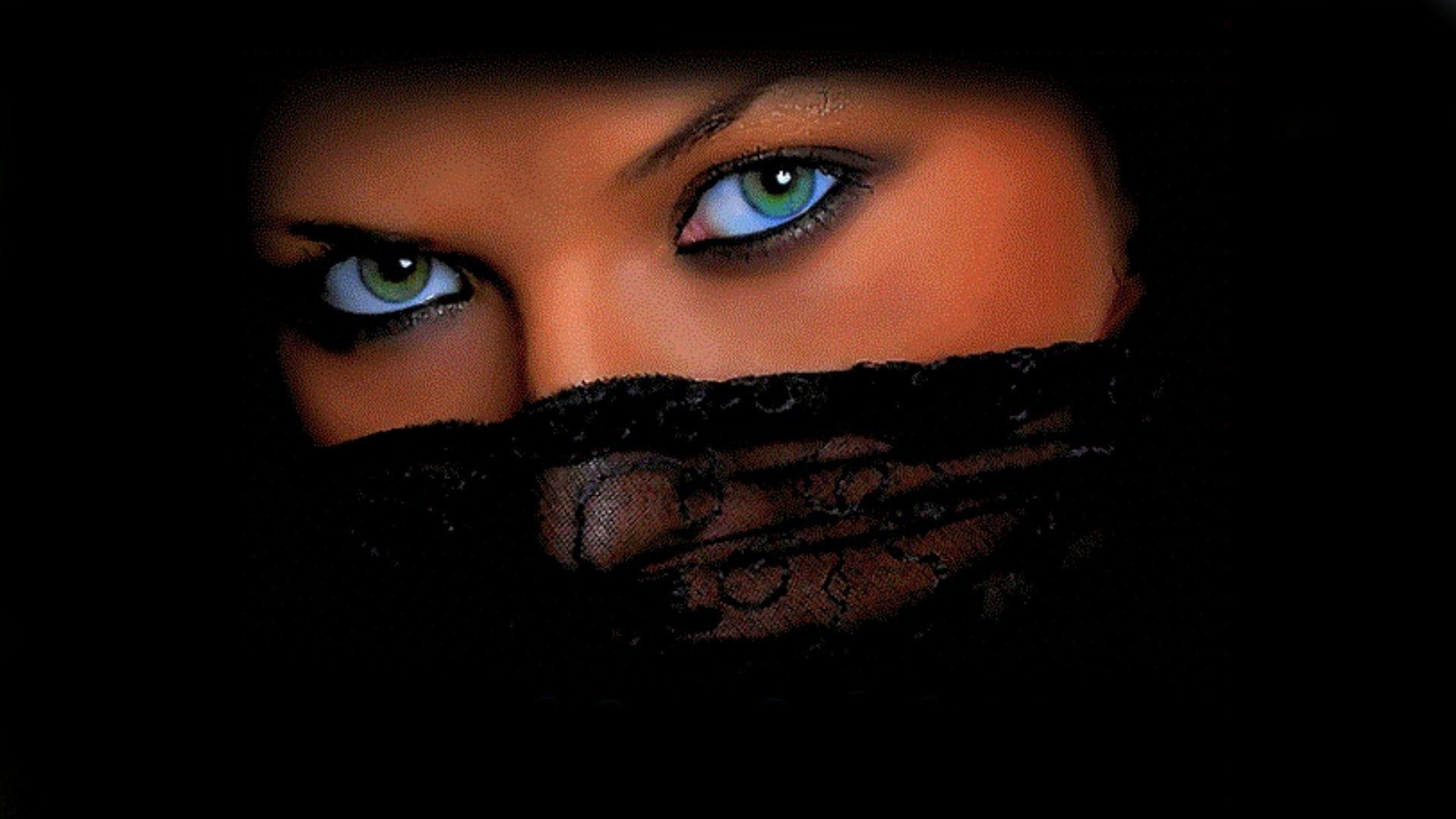 У женщины блестят глаза. Женские глаза. Красивые женские глаза. Загадочные женские глаза.