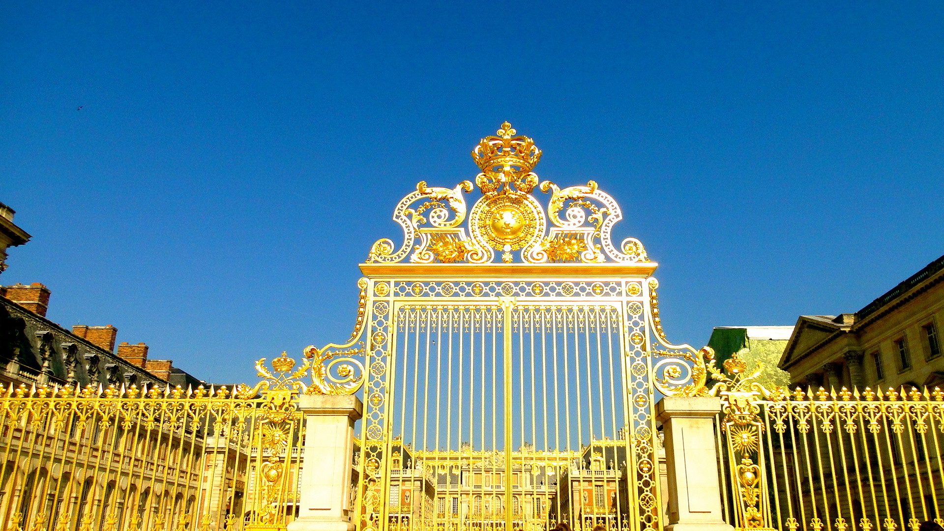 Золотая ворота сайт. Версальский дворец ворота. Королевские ворота Версальский дворец Франция. Золотые ворота Версаль. Королевские ворота Версаль Франция.
