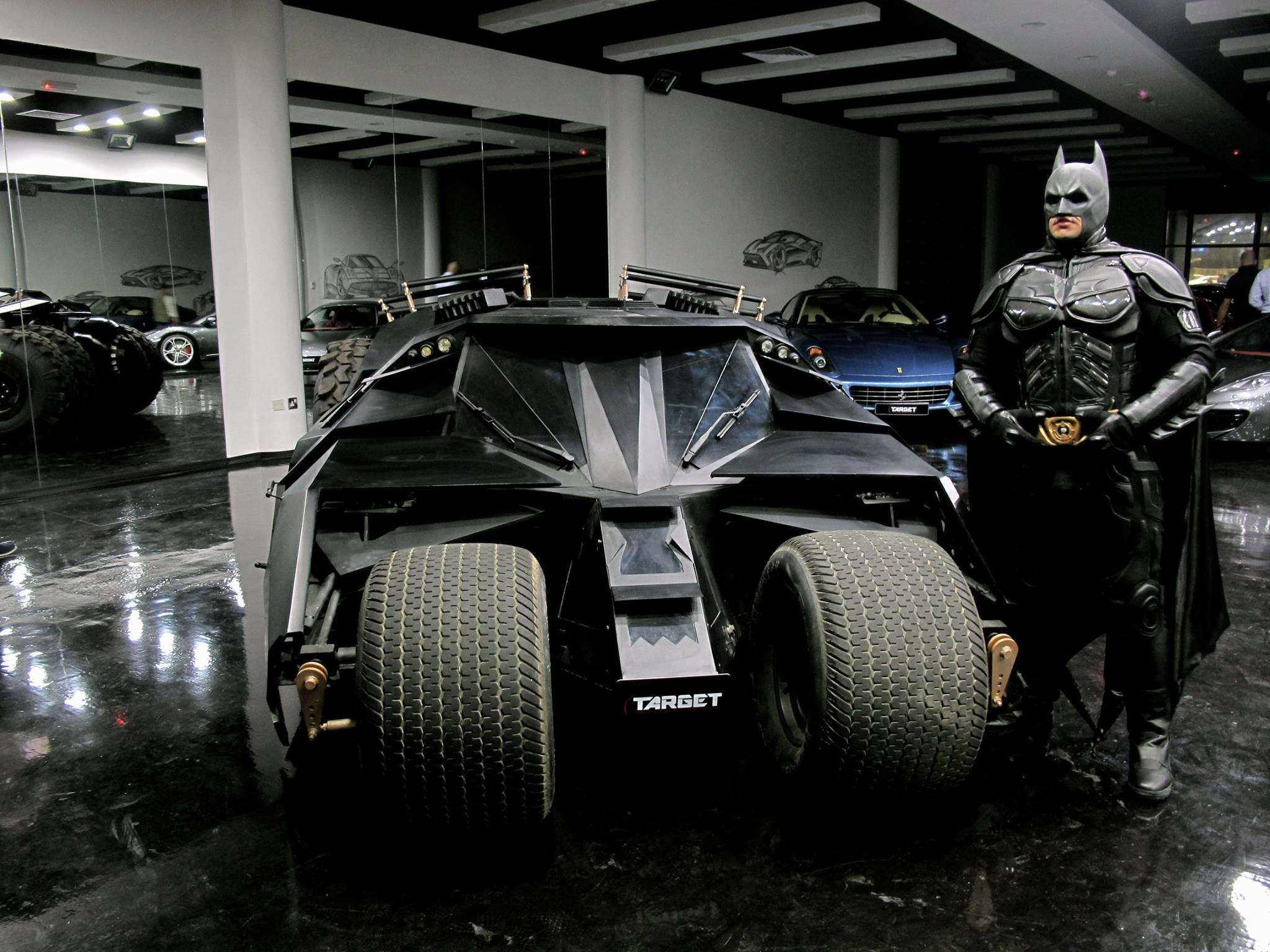 Машина приедет быстрее. Бэтмобиль Кристофера Нолана. Бэтмобиль Брюса Уэйна. Бэтмен начало Бэтмобиль. Бэтмен 2005 Бэтмобиль.