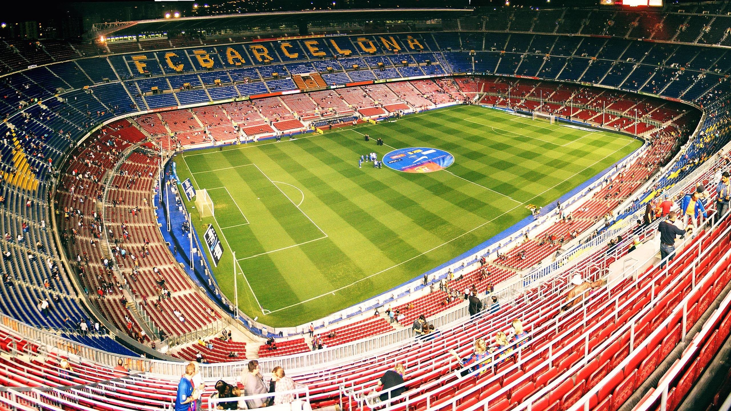 Рабочие стадиона. Барселона футбольный стадион Камп ноу. Стадион Camp nou FC Barcelona. Камп ноу 1920 1080.