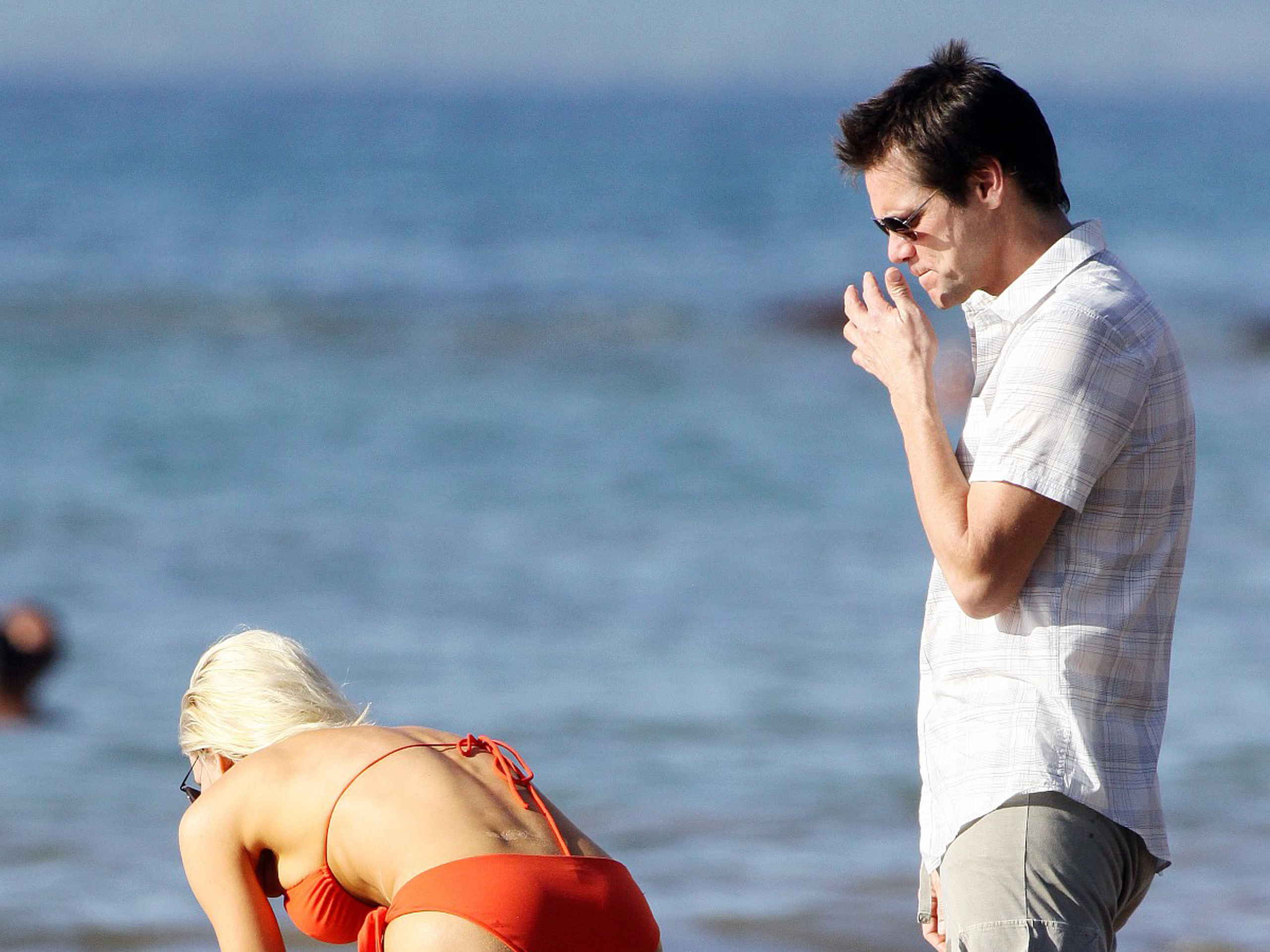 2560x1920 Jenny Mccarthy Bikini With Jim Carrey.