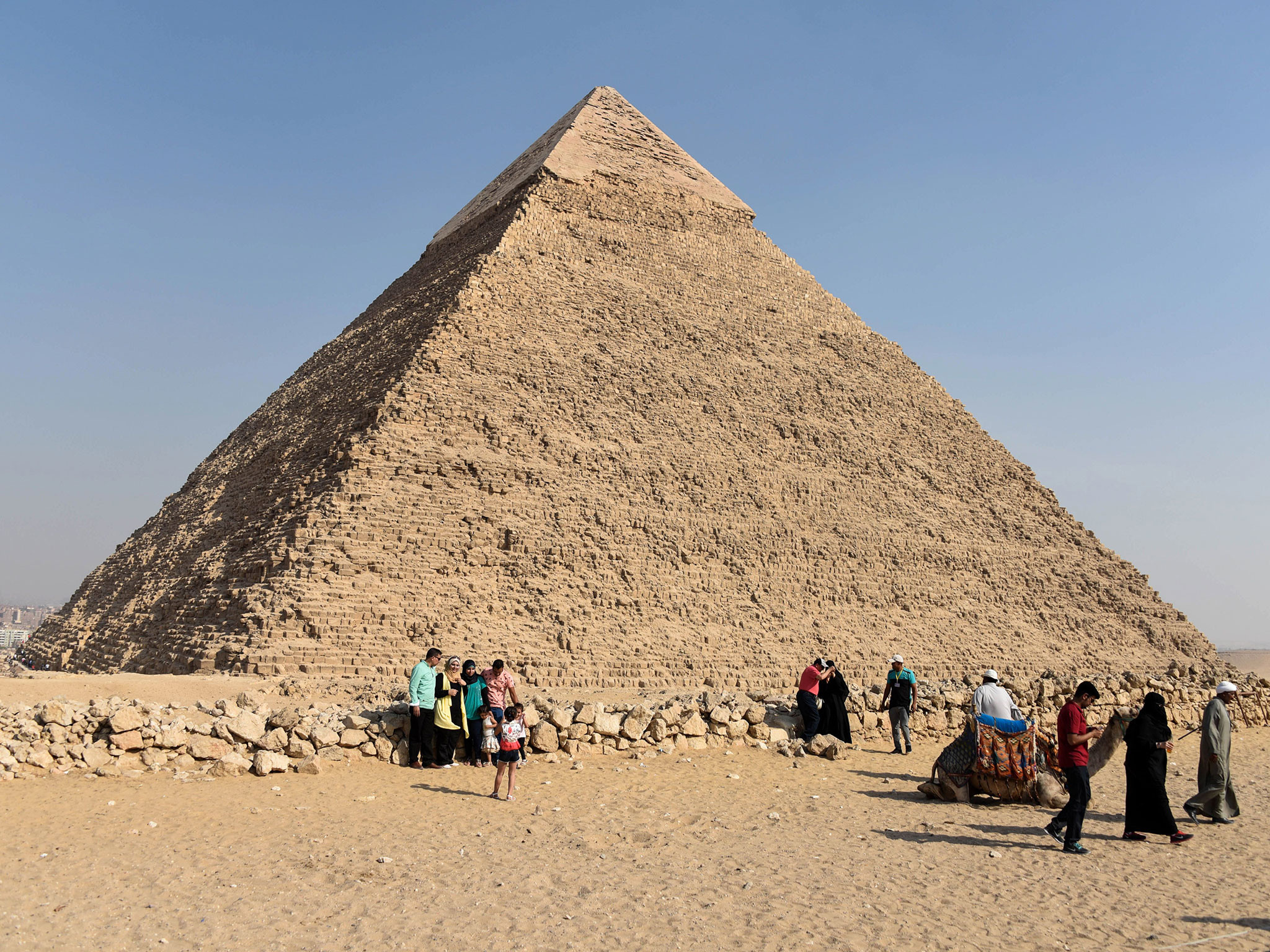 Куча пирамид. Пирамида Хеопса. Пирамида Хеопса туристы. Плато Гиза Египет. Пирамиды Гиза.