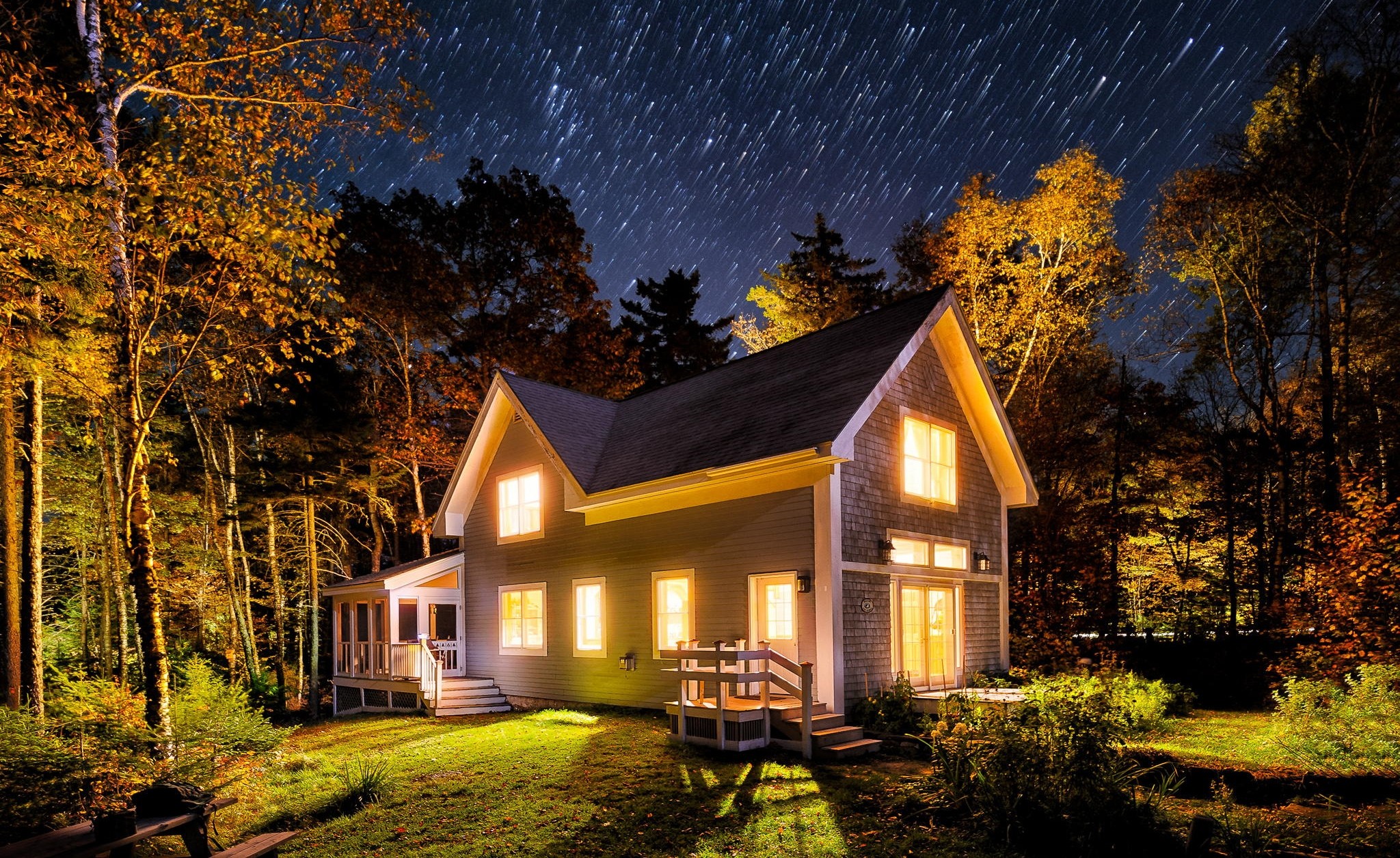 Красивые дома ночью. Домик в лесу. Дом в лесу. Уютный домик. Красивый домик в лесу.