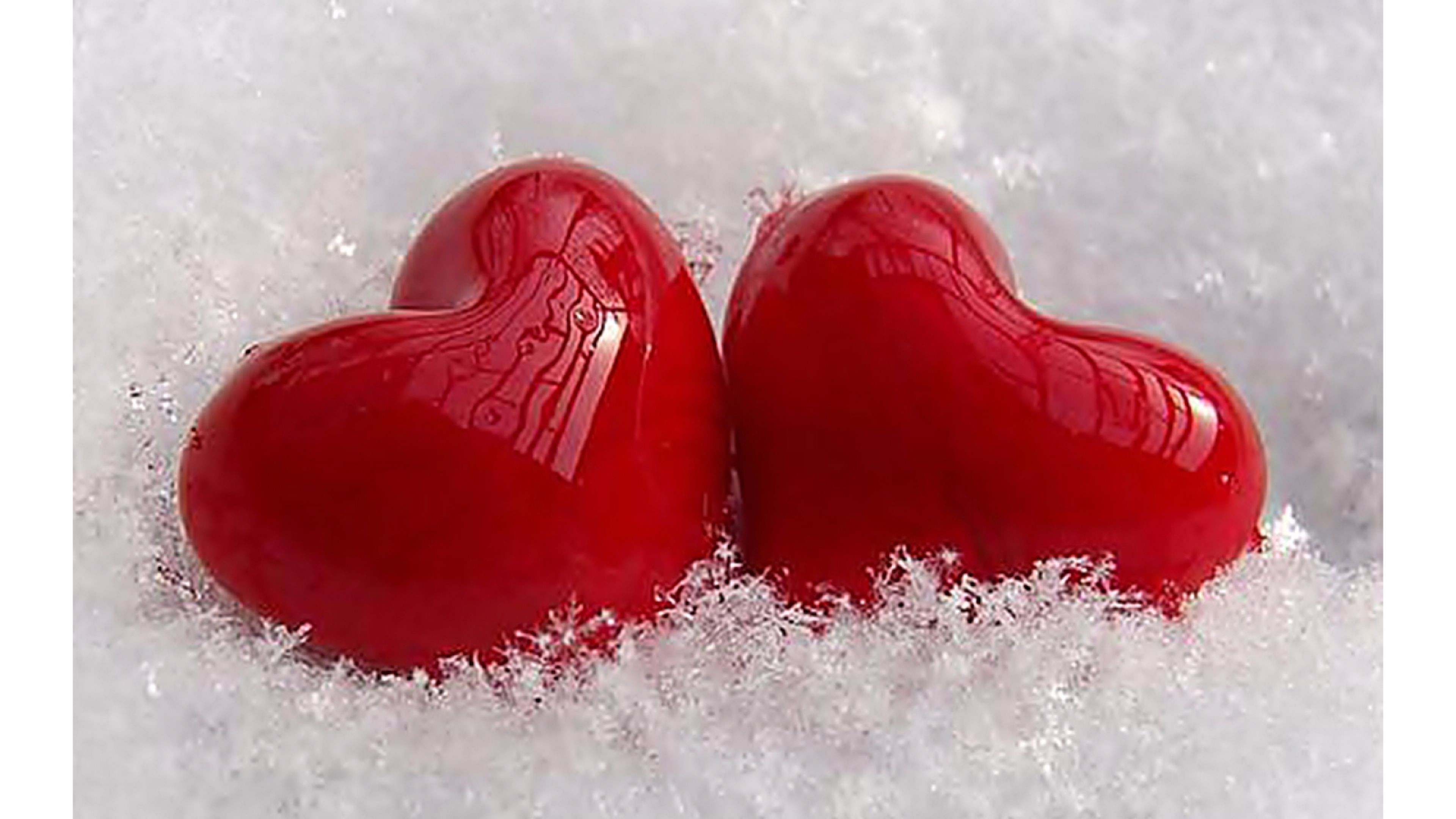Любовь греет сердца. Два сердца на снегу. Сердце любовь. Сердечко для любимого. Фото сердечко.