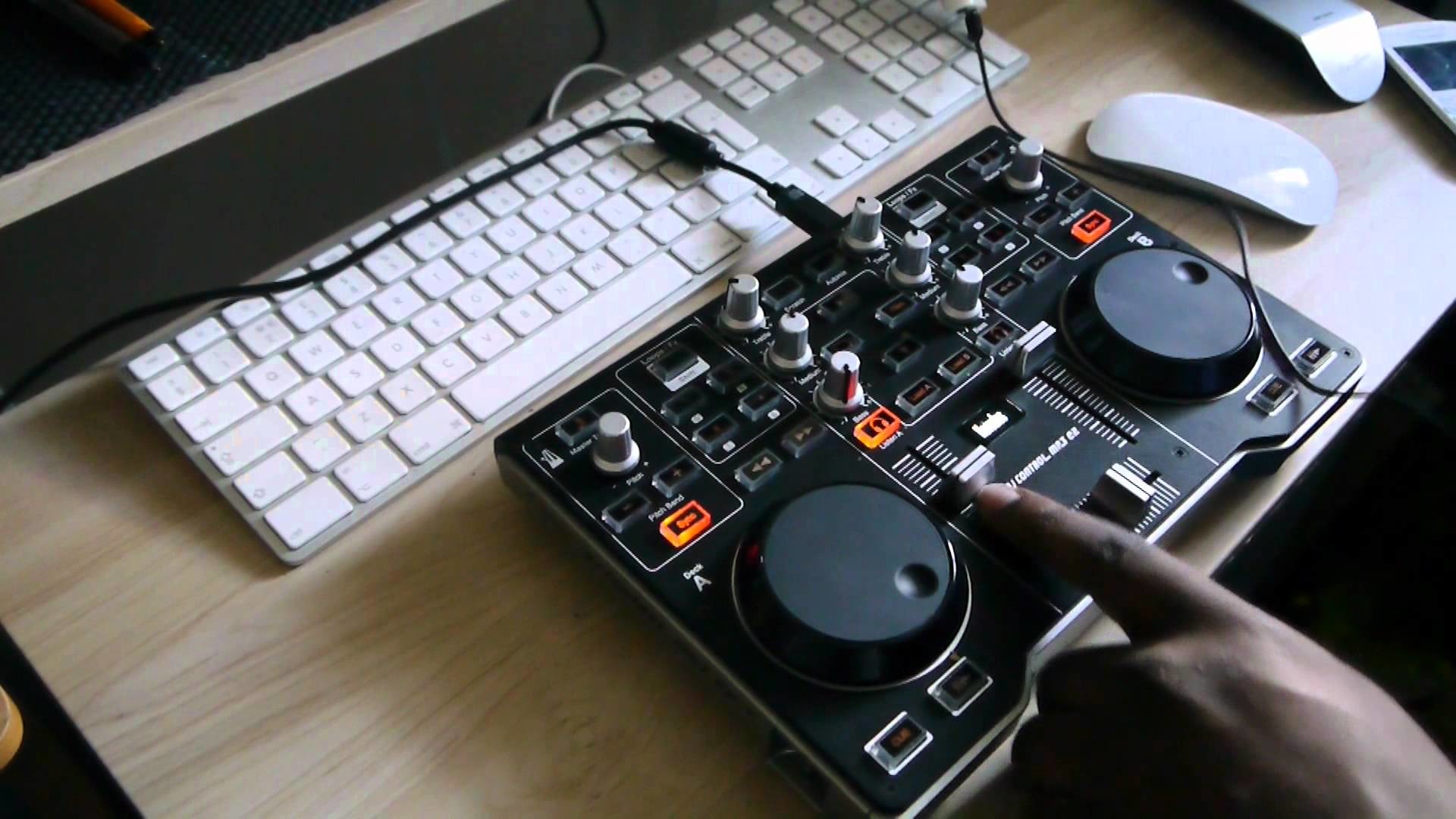 Бас мп 3. DJ контроллер Hercules mp3. Hercules DJ Control mp3. Hercules mp3 e2. DJ контроллер Hercules DJCONTROL mp3 le.