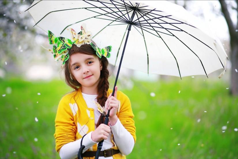 Cute Baby Girl in Rain Phtos.