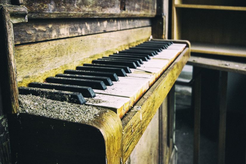 Preview wallpaper piano, old, dust, keys 3840x2160