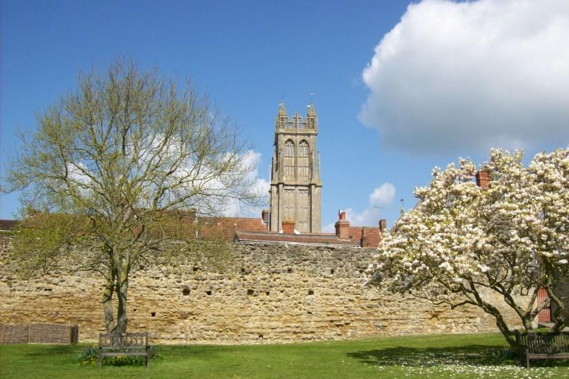 File:Abbet grounds, tower of St. John's church in background.jpg