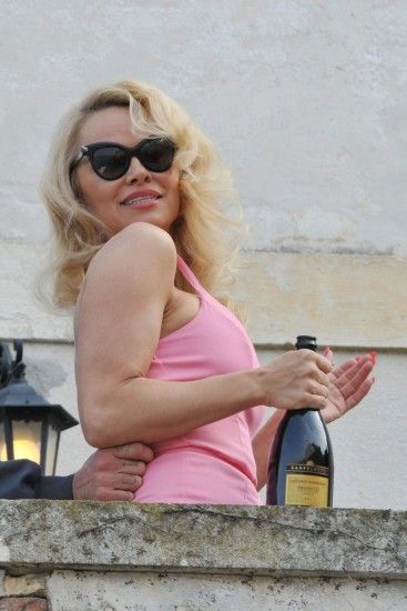 pamela-anderson-and-david-lachapelle-out-in-venice-
