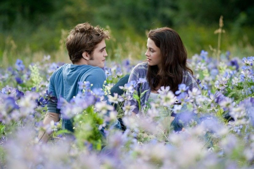 twilight Bella Swan(Kristen Stewart) and Edward Cullen(Robert Pattinson)  lying in flowers wallpaper