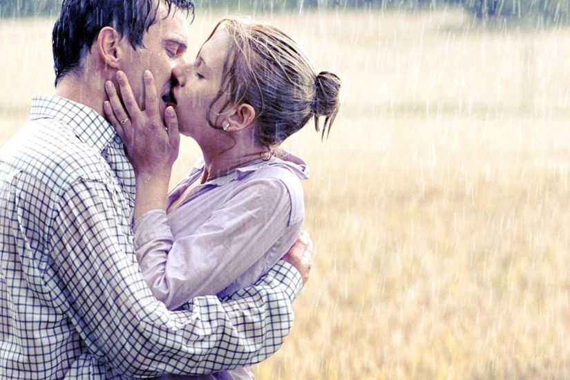 Romantic Couple Kiss in Rain HD Wallpaper