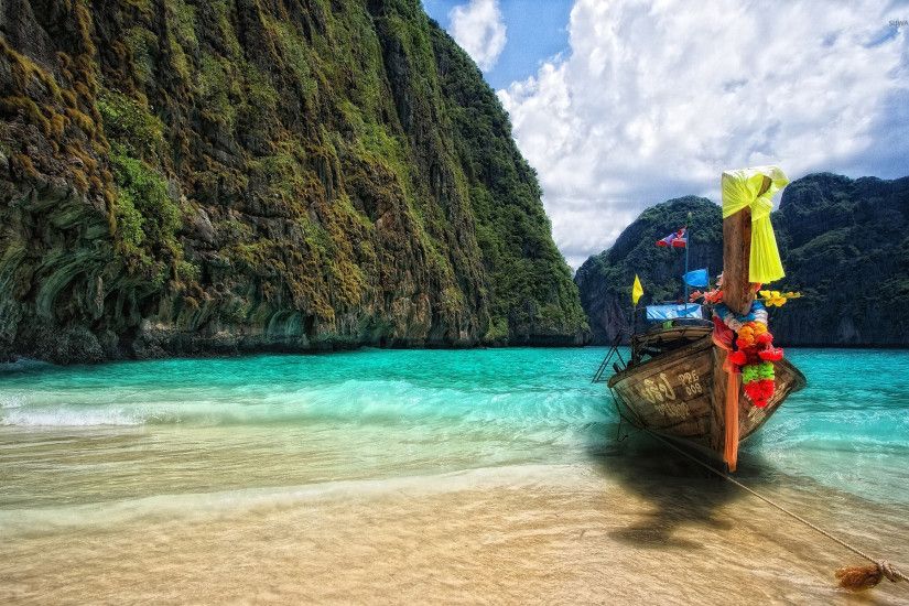 Boat on a Thailand beach wallpaper