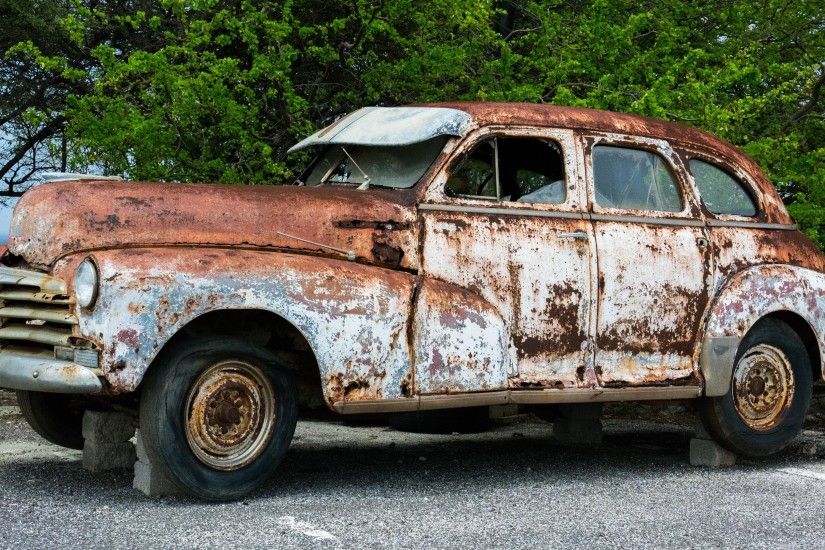 UltraHD wallpaper icon Broken rusty vintage car on bricks wallpaper