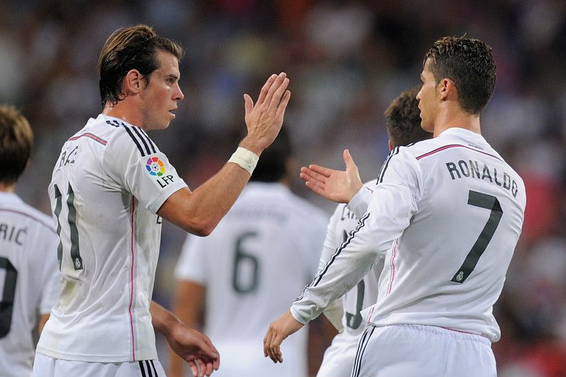 Gareth Bale of Real Madrid celebrates with teammates Karim Benzema .