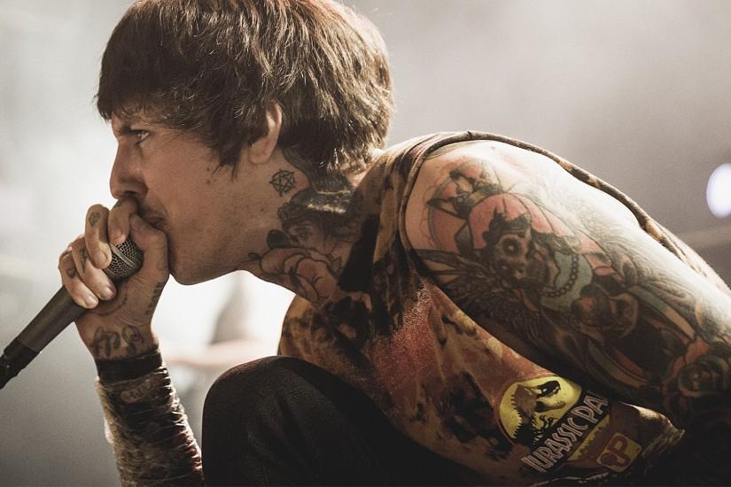 Oliver sykes vokalist bring me the horizon.