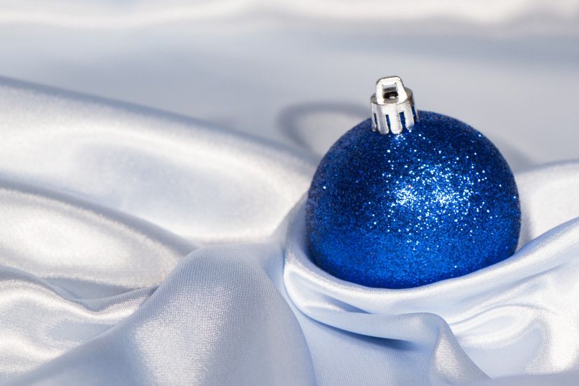 Blue Christmas bauble in silk wallpaper 3840x2160 jpg
