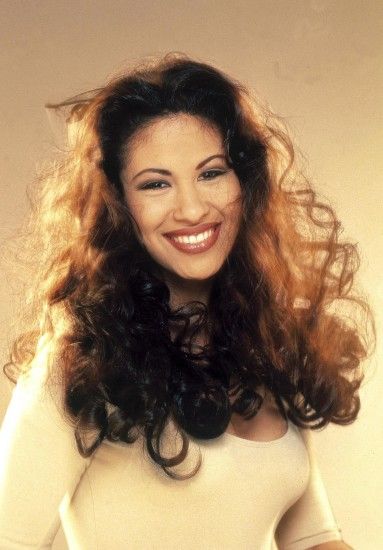 Ella era Selena Quintanilla-Perez. Ella nacia 16 de Abril de 1971. Ella