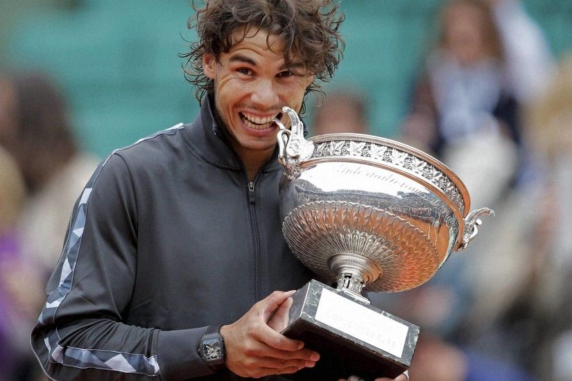 Rafael-Nadal-with-winning-cup-photo