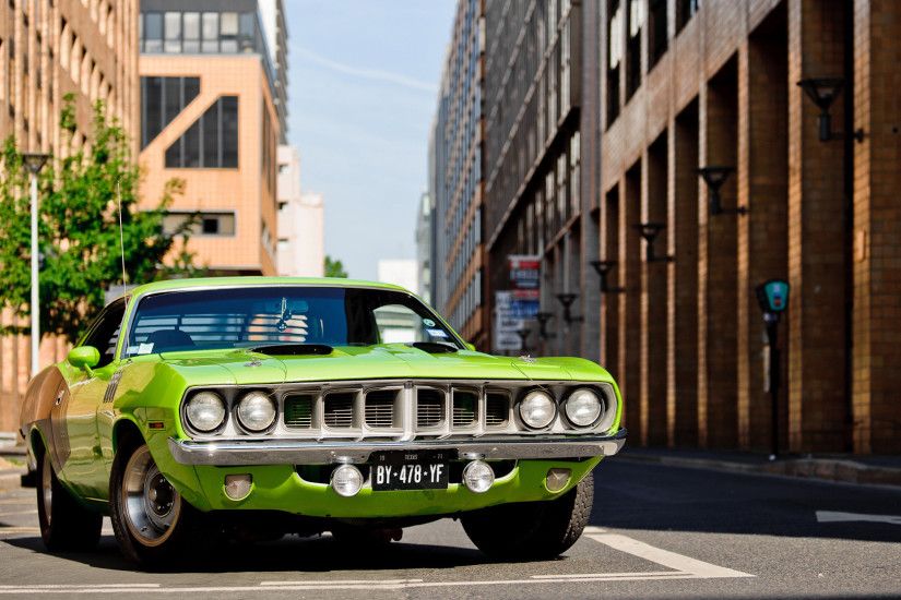 1971 Plymouth Barracuda in the city wallpaper