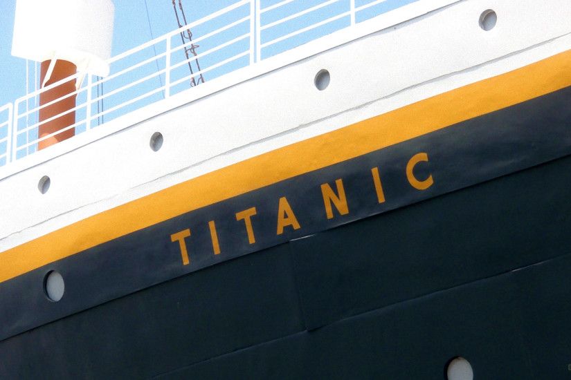 Titanic wallpaper with the name of the ship on the ship.