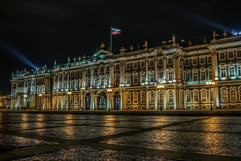 Palace in St. Petersburg under the Russian flag