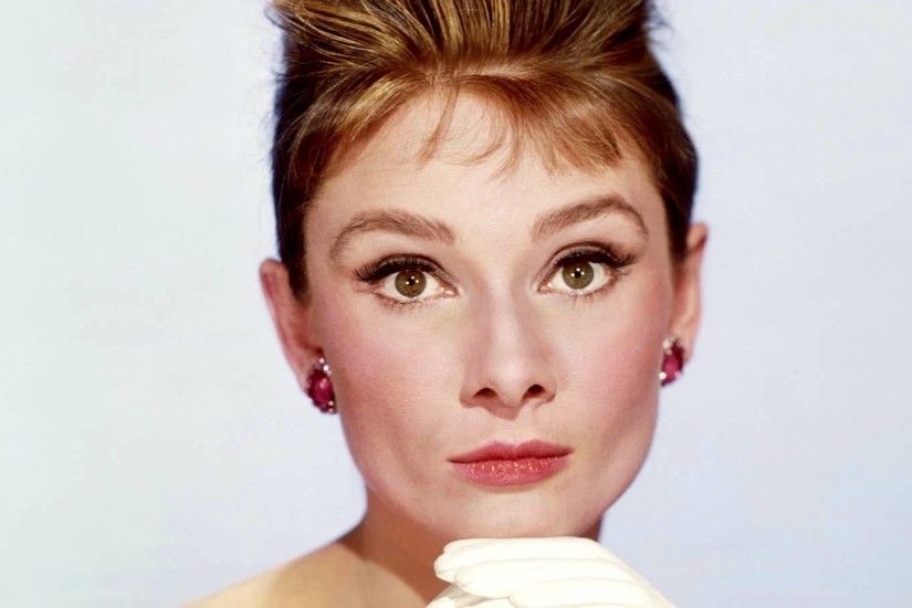 Preview wallpaper breakfast at tiffanys, audrey hepburn, holly golightly,  face 2560x1440