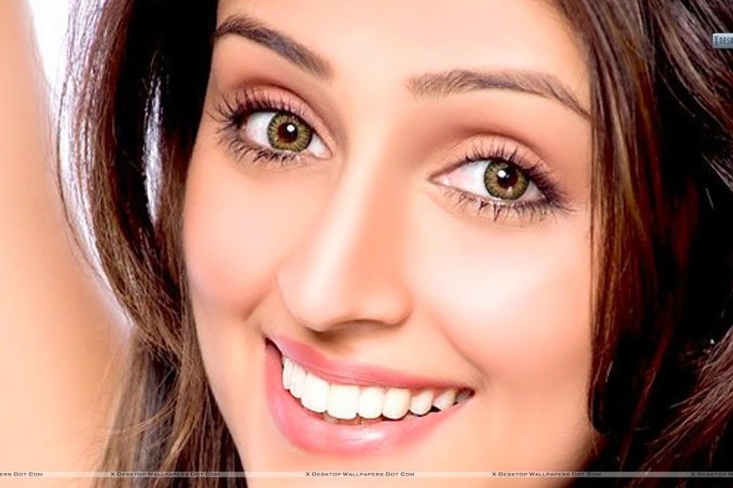 You are viewing wallpaper titled "Aarti Chhabria Smiling Face ...