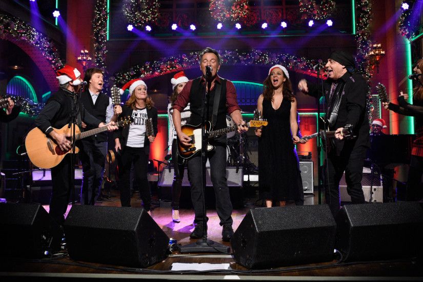 Watch Bruce Springsteen and the E Street Band: Santa Claus Is Comin' to  Town From Saturday Night Live - NBC.com