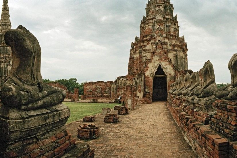 Wat Mahathat (Temple of the Great Relics) in Ayutthaya Historical Park,  Thailand wallpaper