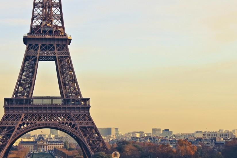 Free Download HD Eiffel Tower Wallpaper.