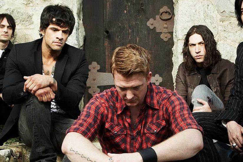 3840x1200 Wallpaper queens of the stone age, band, clothes, socks, red